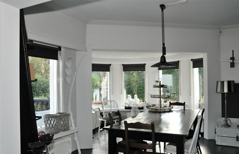 Witte woonkamer 2: woonkamer taupe grijs kleur tinten blauw gesmoord.