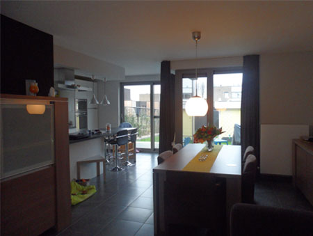 Woonkamer met grijze muur