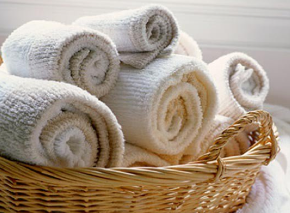 badkamer handdoeken opgerold