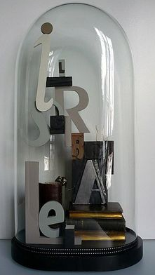 letters in glazen stolp